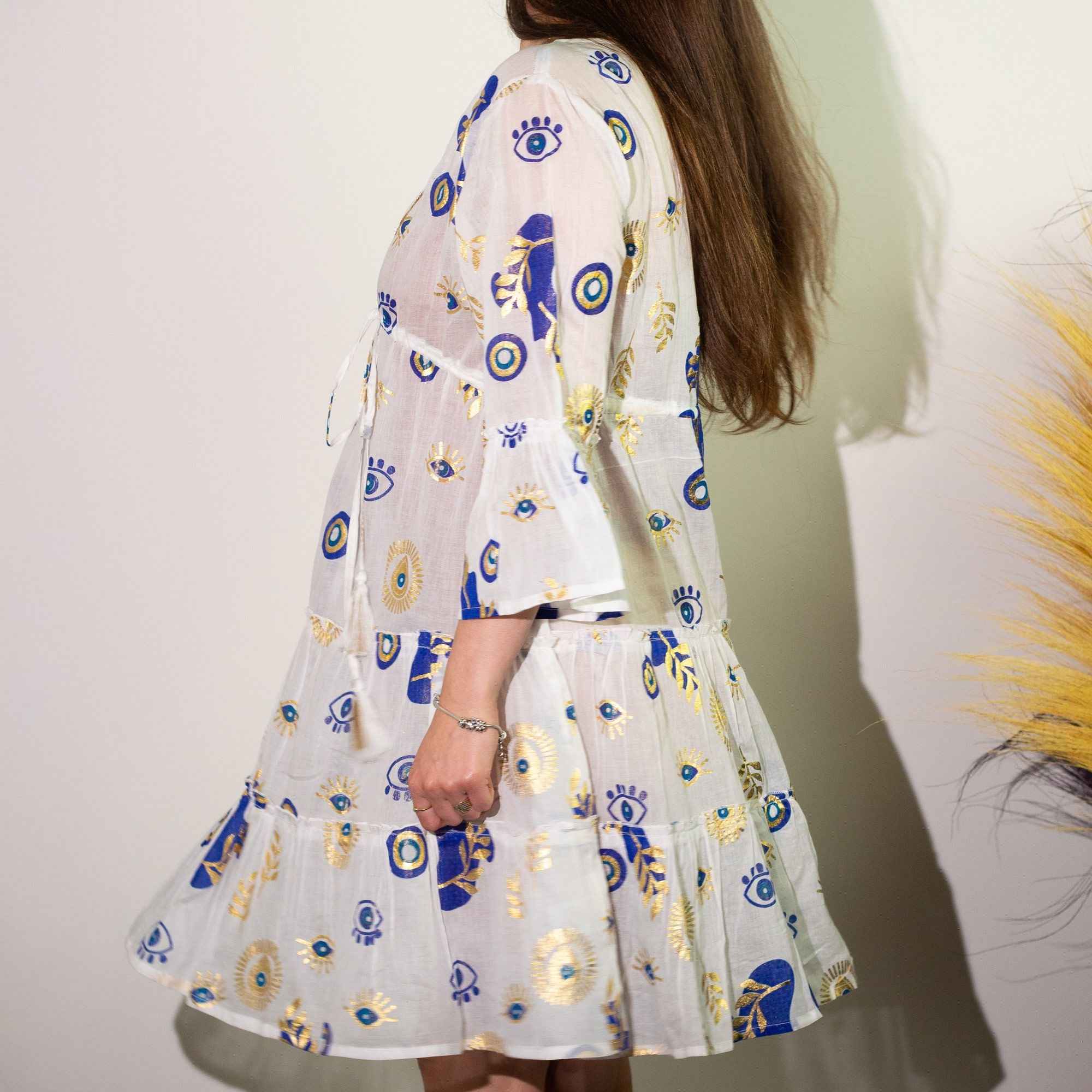 Vestido Nomad Sari Olho Grego – Branco, Azul e Dourado – Tamanho M/L