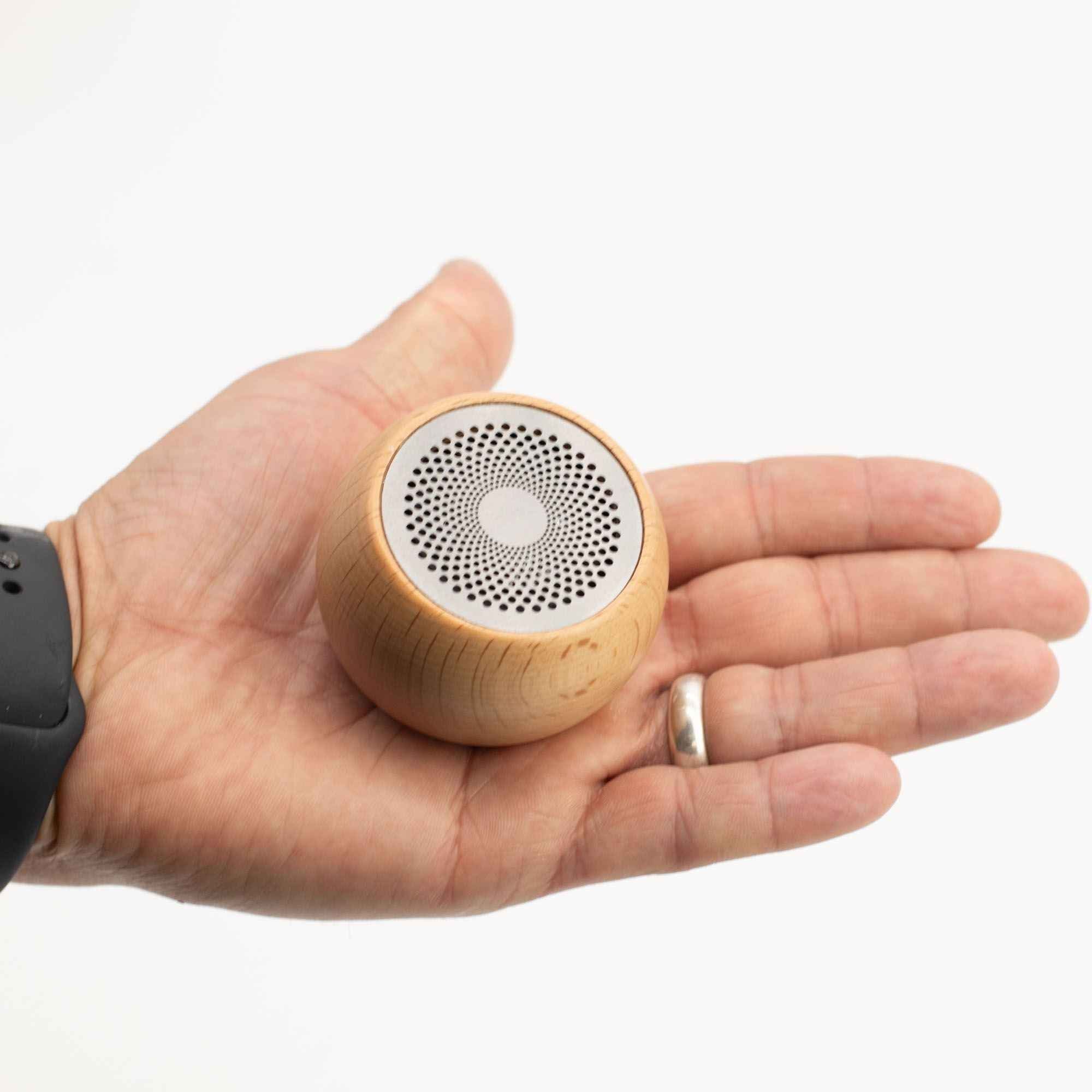 Mini altifalante de madeira com efeito mandala